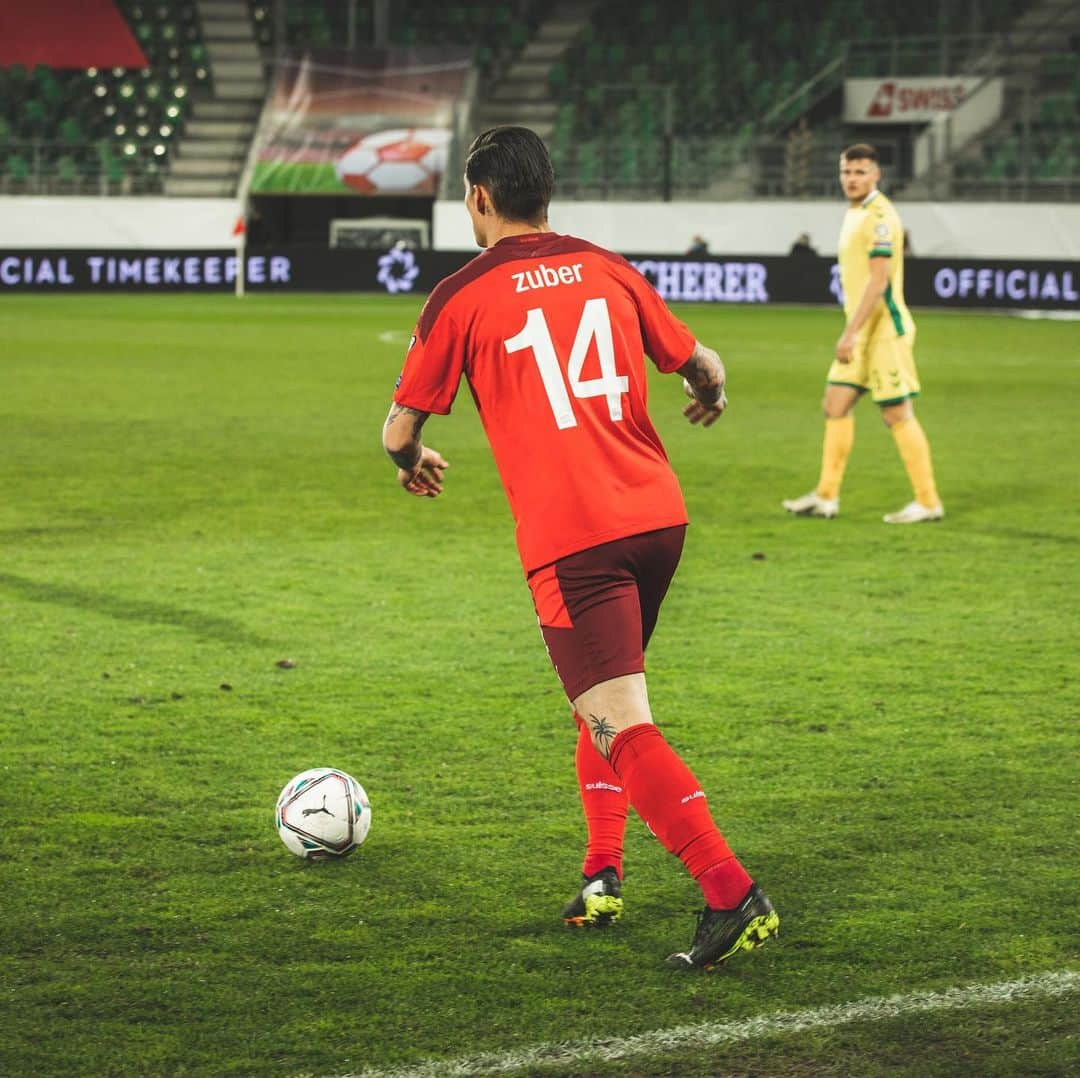 シュテフェン・ツバーのインスタグラム：「Proud to be here 🇨🇭 ⚽️」