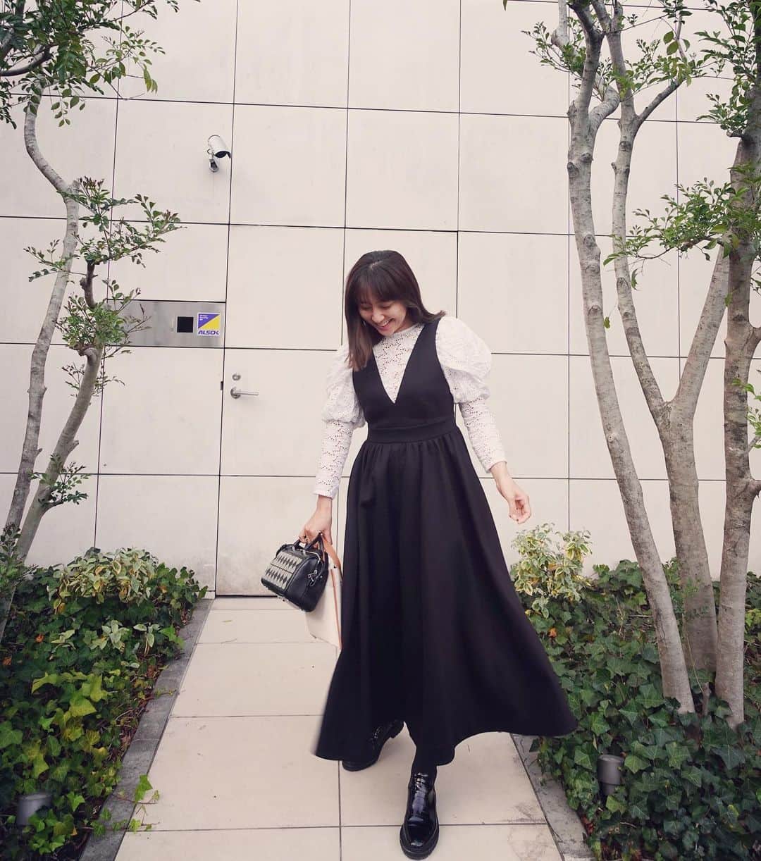 のインスタグラム：「今日はknitなしで 暖かくて最高だった✨ コートなしだと どこまでも歩ける気がして 久しぶりに万歩計を チェックして歩いてます🥰 #monday #cos #ysl #tokyolife」