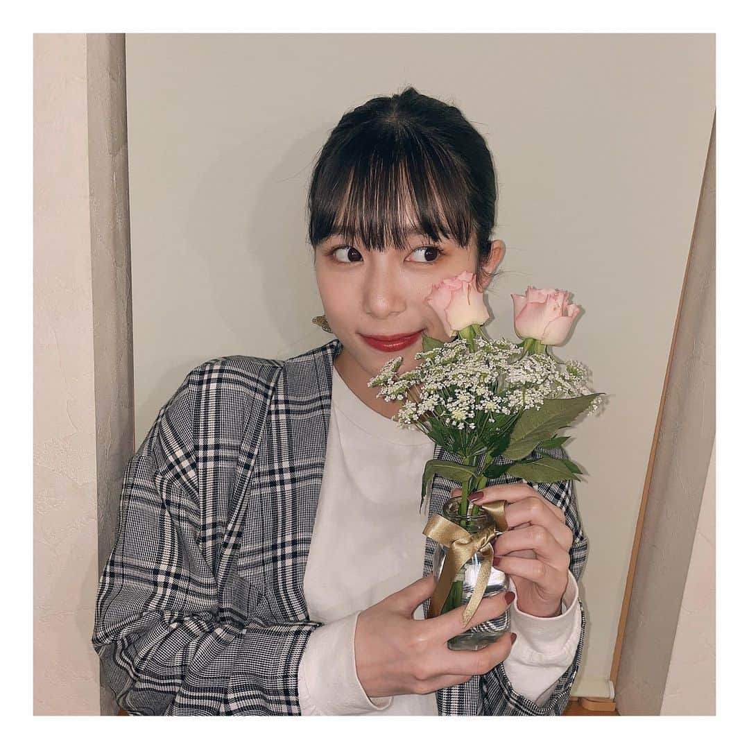 井上玲音さんのインスタグラム写真 - (井上玲音Instagram)「今日はお花を買って帰ったよ  いつもお世話になってるしいたけ占いを見て、色を選んだの🤍💗  黄色のヤマブキも添えるか迷ったんだけど、シンプルにしました〜  #しいたけ占い #花 #juicejuice #井上玲音」3月29日 20時15分 - rei_inoue.official