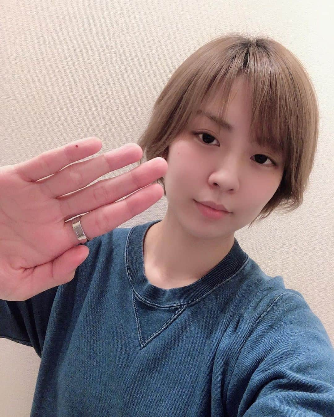 矢吹世奈さんのインスタグラム写真 - (矢吹世奈Instagram)「・ 髪の毛切りました💇🏼 っていうのと 謎の血豆が小指に出現しました っていう投稿になります🙇🏼‍♂️  #インスタ下手くそなん？ #Twitterに関してはやってること忘れがち🤦🏻‍♀️ #ブログは下書き溜めがち #SNS向いてない #マイペース #自分らしさ #笑 #たまに更新すると反応がすごいくる #それがまたくせになりそうで #こまめに更新するくせがつかない #言い訳 #マイペース #自分らしさ #矢吹世奈」3月29日 20時27分 - sena_yabuki