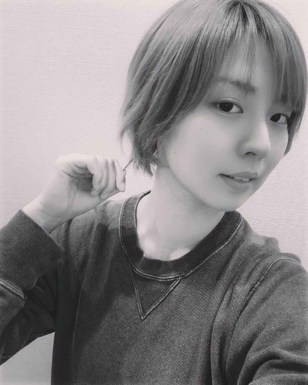 矢吹世奈さんのインスタグラム写真 - (矢吹世奈Instagram)「・ 髪の毛切りました💇🏼 っていうのと 謎の血豆が小指に出現しました っていう投稿になります🙇🏼‍♂️  #インスタ下手くそなん？ #Twitterに関してはやってること忘れがち🤦🏻‍♀️ #ブログは下書き溜めがち #SNS向いてない #マイペース #自分らしさ #笑 #たまに更新すると反応がすごいくる #それがまたくせになりそうで #こまめに更新するくせがつかない #言い訳 #マイペース #自分らしさ #矢吹世奈」3月29日 20時27分 - sena_yabuki