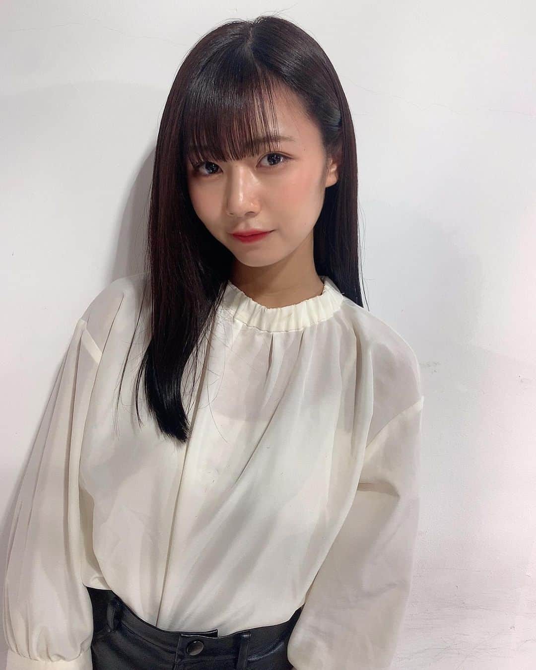 杉浦みずきのインスタグラム：「. 強め系ジョシ ・ ・ #期間限定 #イメチェン #たまにはこっち系もあり #ストレート #ストレートヘア #髪質改善 ・ @akiyamasensei_aid  @aid_hair  いつもありがとうございます😊 髪質改善してから褒められる🥺❤︎」