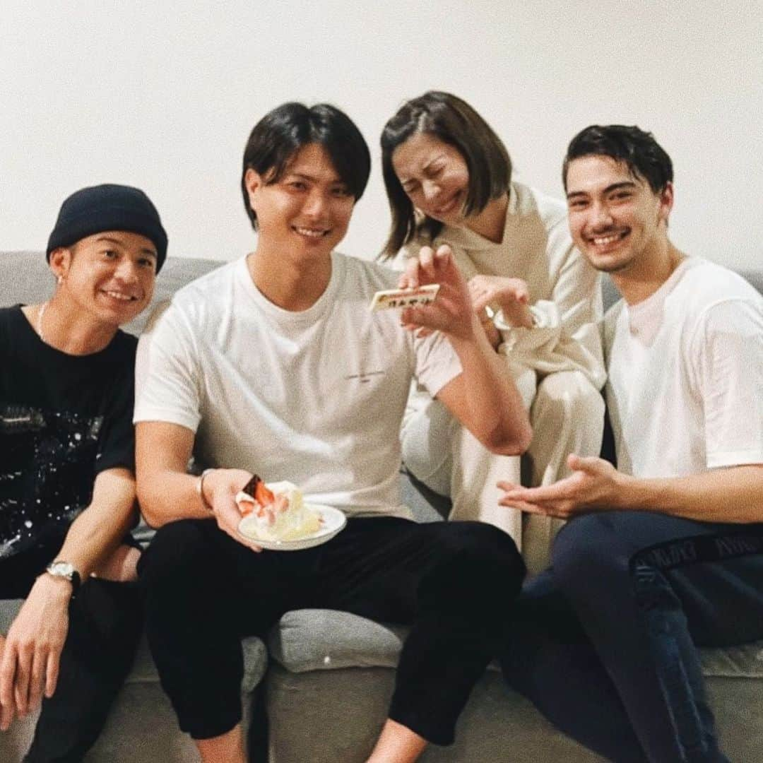 島袋聖南さんのインスタグラム写真 - (島袋聖南Instagram)「友人の誕生日腕を振るいました🍽🌼 きのこクリームソースのハンバーグ スペアリブビーンズのトマト煮込みなど、 喜んで食べてくれて嬉しい☺️🌿  けんやお誕生日おめでとう🎂 32歳健康で飛躍の年でありますように✨」3月29日 20時24分 - seina4444