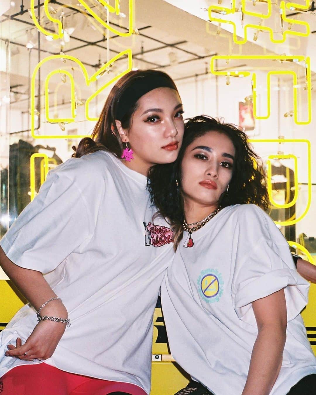 のインスタグラム：「アンエンユリダンスプロジェクト ''AN&YURI clip''  毎月様々なitブランドとダンスコラボレーション。  #1 は#FR2。  April 2nd Release #FR2/fxxkingrabbits 別注アイテムのルックを披露。  ・FRC1351 Retro Logo Tee(ANNA) ・FRC1344 No Smoking Tee(YURINO)  Music by Awich ‘Poison feat. NENE‘  Choreographer by MONA Filmed by KANTO TSUJI Hair&makeup by KEN NAGASAKA Performed by ANNA, YURINO Project by episode  #ANYURIclip​#アンエンユリ​#FR2」