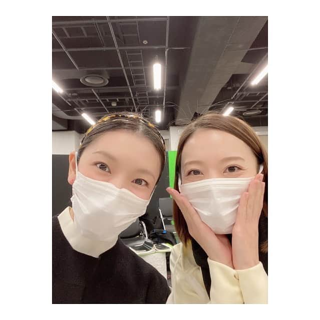 瀬奈じゅんさんのインスタグラム写真 - (瀬奈じゅんInstagram)「﻿ ﻿ 今回初めてご一緒するあゆちゃん。﻿ ﻿ まー、とにかくかわいいですわ。﻿ どことなく彩乃先輩味があります。﻿ 先輩の天然さを少し無くして知的さを少し足した感じ……先輩ごめん。﻿ ﻿ 短い休憩中にも拘らず、話しが止まらず、持ち越しです笑。﻿ ﻿ お稽古に行く楽しみが出来ました！﻿ (……そこ？)﻿ ﻿ ﻿ #愛加あゆ さん　﻿ #ブロードウェイと銃弾　﻿ #本編では恋敵　﻿ #見た目だけでなく　﻿ #内面もかわいい　﻿ #肌ツルツル　﻿ #彩乃かなみ さん﻿ #二人は仲良し　﻿ #だから余計に親近感　﻿ #このカチューシャ　﻿ #先輩が買ってくれたの　﻿ #やっすい店で 笑﻿ #瀬奈じゅん」3月29日 20時32分 - junsena_official