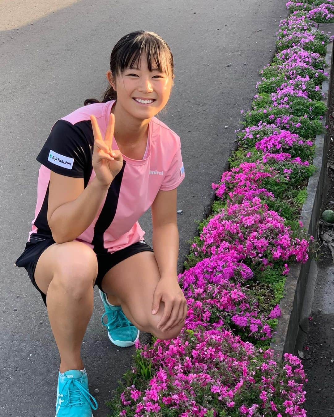 佐藤久真莉のインスタグラム：「暖かくなってきましたね！今日は暑いくらい😵﻿ Csj に咲いた芝桜と一枚🌺﻿ ﻿ ﻿ #テニス ﻿ #テニス女子﻿ #テニスウェア ﻿ #プロテニスプレイヤー ﻿ #スポーツ ﻿ #スポーツウェア ﻿ #スポーツ女子 ﻿ #武内総合会計﻿ #富士薬品 ﻿ #アドミラルアスレ﻿ #吉田歯科クリニック ﻿ #ヨネックス ﻿ #professionaltennis ﻿ #tennis ﻿ #tennisgirl ﻿ #tennisplayers ﻿ #sports ﻿ #admiralathletics」