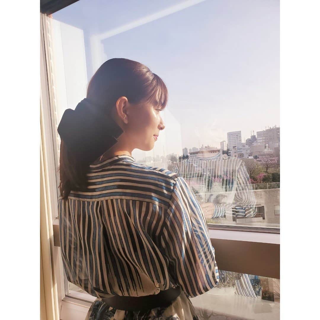 芳根京子さんのインスタグラム写真 - (芳根京子Instagram)「映画「バイプレイヤーズ」 完成披露試写会に登壇させていただきました。 4月9日公開です。 よろしくお願いします🎬  大きなリボンをつけてもらい ルンルンしてます。 なんか、大爆笑してます。  素敵なヘアメイクにお洋服 今日もありがとうございます👗💍  #バイプレイヤーズ」3月29日 20時43分 - yoshinekyoko