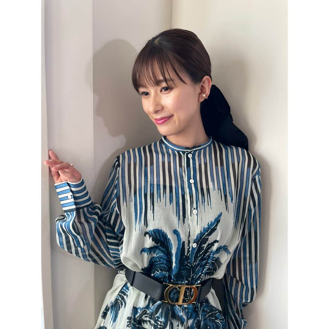芳根京子さんのインスタグラム写真 - (芳根京子Instagram)「映画「バイプレイヤーズ」 完成披露試写会に登壇させていただきました。 4月9日公開です。 よろしくお願いします🎬  大きなリボンをつけてもらい ルンルンしてます。 なんか、大爆笑してます。  素敵なヘアメイクにお洋服 今日もありがとうございます👗💍  #バイプレイヤーズ」3月29日 20時43分 - yoshinekyoko
