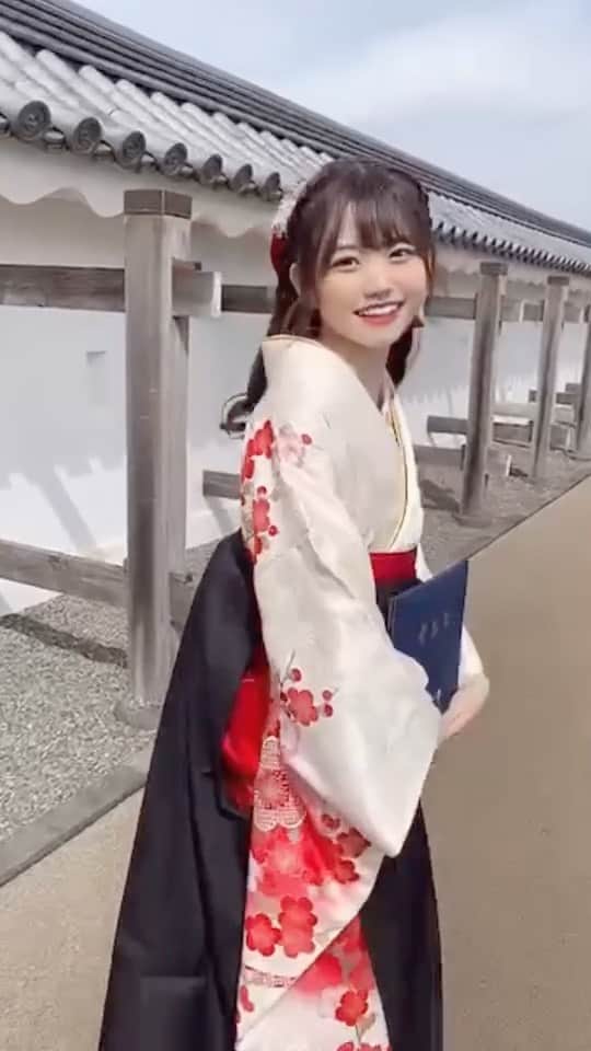 本田依里佳のインスタグラム：「卒業式の日に赤くて大きいリボンをつけるのが夢でした🎀🌸 ･ ･ 撮影時以外はマスクをつけています！ ･ ･ #卒業式#卒業袴#袴#袴リボン#ハーフアップ」