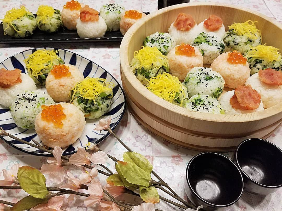 赤崎あかりのインスタグラム：「. . お家でお花見おにぎり🍙と言う名の 仕事がある日は遠慮なくご飯作りも手抜きなので休日だけはちょいとリベンジ食😏👍 . 18歳でお嫁に来てから、いつも味方でいてくれる義叔父と義叔母様が炊飯器をプレゼントしてくれたので最近はもっぱらおにぎりメニューが多い赤﨑家です☆ どんな時もいつも寄り添い続けてくれている叔父さんと叔母さんに感謝の気持ちを忘れず、これからも胸を張って時にはサボり時には頑張っていきたいと思います😌 . . . . . #母ちゃんだって休みたい #感謝の気持ち #おにぎり #お家花見 #🍙 #🌸」