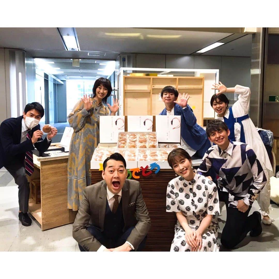 のインスタグラム：「ノンストップ！10年目突入🤩  設楽さんとフジテレビの皆、ゲストの皆さんと10年目。  僕の人生を変えた番組。 僕の人生の軸にある番組。  2012年春スタートした時から相変わらず、毎日楽しくて楽しくて、暖かく、心に温もりを与えてくれる番組です^_^  たまに僕の笑い声がうるさいと友達から連絡きますがそれは僕のせいじゃありません。  設楽さんがそうさせてるので、そこは一切クレーム受け付けません 笑  10年目も皆さんの朝が少しでも穏やかになるよう、頑張ります^_^  よろしくです！^_^  #ノンストップ #10年目 #設楽さんからのどら焼き #エモすぎて食べられない #ノンストップファミリー  #ちなみに僕のシャツ #ノンストップからのギャラで9年前初めて買ったシャツです #ポールスミス  #これもお宝」