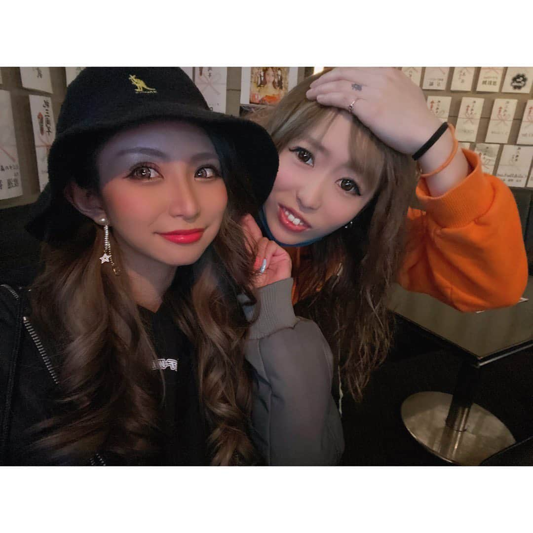 月瀬のあのインスタグラム：「出勤したよ🧏🏾‍♀️💙💜🧡 今日はしっかり21時に来れました🙋‍♀️ 昨日休んでばっちり寝たから 元気いっぱい\ ♪♪ / 今月残り3日お待ちしてます😈😈 今日はだれと飲めるかなぁ( ˊ꒳ˋ ) ᐝ🌟 . #月瀬のあ#バルセロナ#バルセロナグループ#barcelona #touri#桃李#ニュークラブ#キャバクラ#ホステス#キャバ嬢 #北海道#札幌#さっぽろ#すすきの#ススキノ #東京#歌舞伎町#大阪#北新地#名古屋#錦#仙台#福岡#中洲#followme#likeforlikes#l4l#followforfollow#f4f#いいね返し」