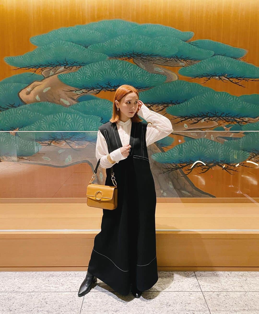 のインスタグラム：「田中的よそ行きコーデ。  特別な場に行く時、スペシャルな一着があると背筋が自然と伸びる。 お気に入りの洋服って自分に魔法をかけてくれる存在✨  そんな昨日の私はブラウスもワンピースも @harunobumurata_official のもの。  ・カバン… @chloe  ・ブーツ…インポートの ・MA-1…@gvgv_official  ・バングル…@rackets_experimental_jewelry  ・ピアス…@ether_2020_   この日はお能鑑賞の後に予定があったので、綺麗めになりすぎないように上にMA-1を羽織りました。  やっぱモノトーンコーデ好き〜♥ 髪の毛明るいから暗くなりすぎなくてよい☺️  #rina_outfit ←コーディネートはここにまとめてます #outfit #モノトーンコーデ #コーディネート #大人カジュアル」