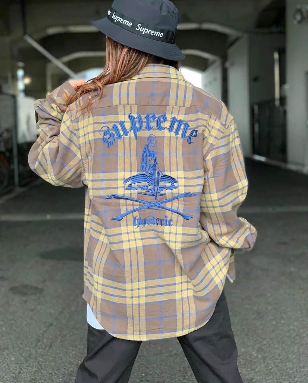 のインスタグラム：「シュプリームコーデ✌︎﻿ ﻿ ご本人様👩→ @mari_des_gyooza﻿ ﻿ ⛳️ @street_zyoshi_の兄弟アカウントを紹介⛳️﻿ Nextreet→@_nextreet_﻿ リッチギャング→@rich_fashion_gang ﻿ ﻿ 🍕スト女子とは？﻿ 当アカウント（スト女子）では『彼女にこんなストリートコーデをしてほしい😍』をコンセプトに素敵な﻿ ストリート女子をRepostで紹介させていただいております❤️﻿ ストリートファッションが好きな人はfollow✨﻿ 写真は全てご本人様に【掲載許諾】を取っております☺️﻿ ﻿ ------------------﻿ #nextreet﻿ #リッチギャング﻿ #スト女子﻿ #シュプリーム﻿ #ストリート系ファッション﻿ #ストリートファッション﻿ #シュプリーム女子﻿ #ストリート女子﻿ #ノースフェイス﻿ #ザノースフェイス﻿ #モアテン」