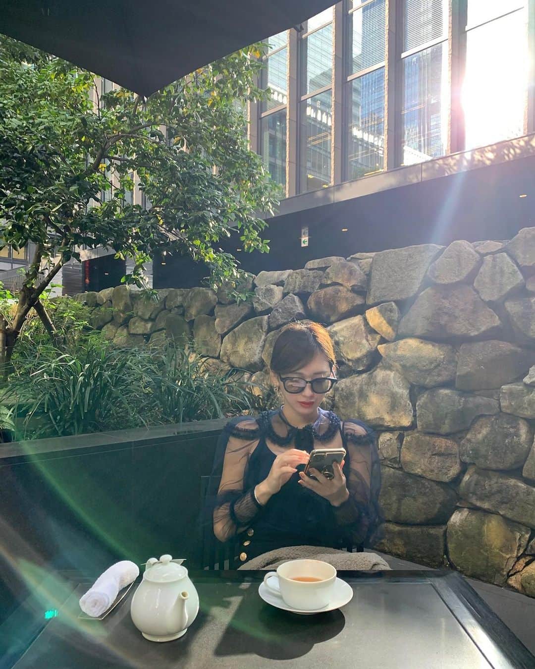のインスタグラム：「・ お天気がいい日のテラス席は何時間でも居座れちゃうね✨ 中学時代の友人とひたすら昔話に花を咲かせた日 ・ 春を、季節を、感じる事がとっても幸せ〜🌸🌿 ・ ・ ・ #japan#tokyo#teatime#aman#amantokyo#fashion #monday #hotel#spring#🌸#🌿」