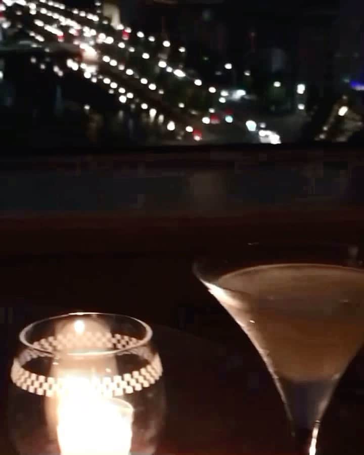 Michikoのインスタグラム：「_______ ✔️ . 先日アナウンスがあった帝国ホテルの建て替え実施。 1〜2年延期になったのかな🤔 聞いていたより開始時期が遅いようなので、 ちょっぴり嬉しくなった。 . というわけで、 ホテル内のラウンジが好きなのでポストしてみました。 (この日は #バレンシア と#マッカラン で乾杯) . 夜、大人がしっぽり呑むのにおすすめの場所🌃 もちろんサービスも一流。 . 広いから蜜回避もできるし (←これ重要) バーテンダーとの絶妙な距離感が良い。 . 誰か、一杯飲みに行こ〜🍸✨ . . #imperialhotel  #myfavoritebar  .」