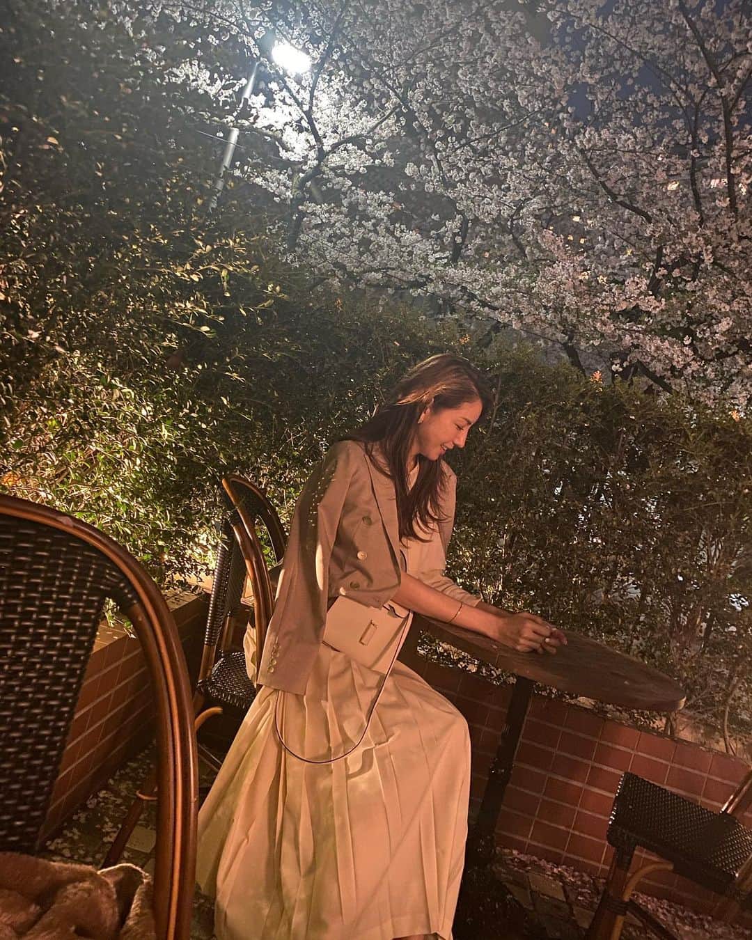 美香さんのインスタグラム写真 - (美香Instagram)「@aiutsuno あいちゃんと桜を見ながらのんびり語らい🌸🌸🌸 @sproutcafe0511」3月29日 21時21分 - mikaofficial99