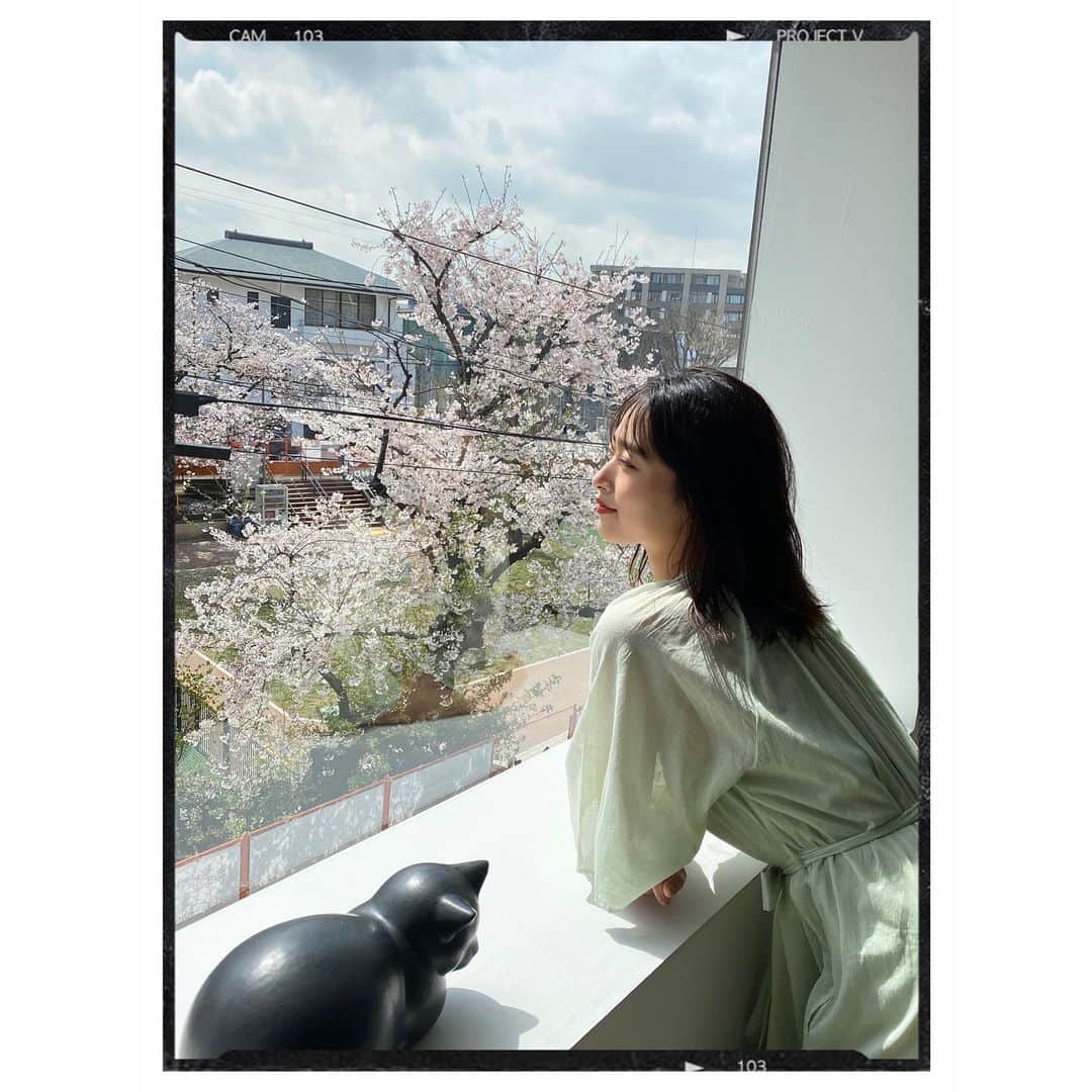 近藤千尋のインスタグラム：「スタジオからの 桜が綺麗🌸だった日🥰  初めましてのブランドさんと お仕事させていただきました @spickandspan_jp 🧏🏻‍♀️ お楽しみに。。。❤️ 髪の毛伸びたな~🙋‍♀️  なーんか身体がシャキッとしないから トレーニングもしてきました🏋🏻‍♀️  関係ないけど、満月🌕だね❤️笑」