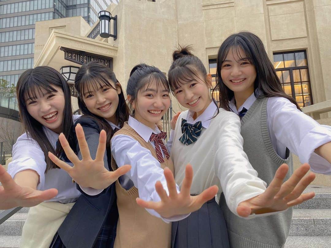 安村真奈のインスタグラム：「5G〜❤️🐻 明日13時〜 ニコラのYouTubeとTikTokで 卒業式が生配信されます！ 私達の卒業を見守ってください〜♡  #ニコラ #nicola #安村真奈」