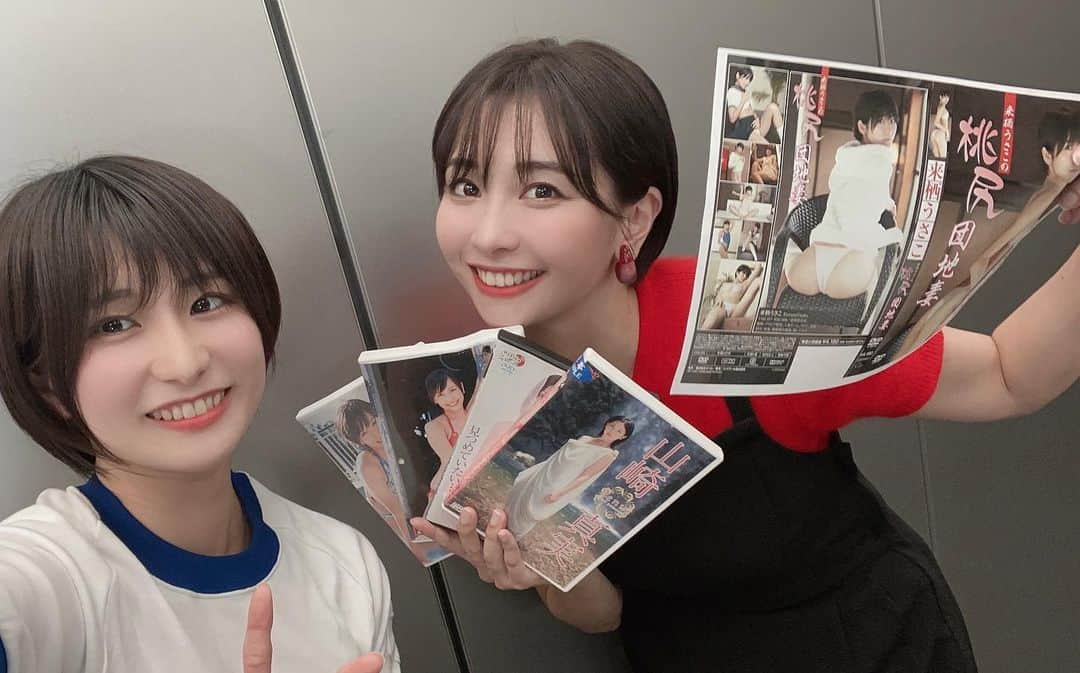 来栖うさこさんのインスタグラム写真 - (来栖うさこInstagram)「❤️  【生配信ありがとうございました！】 . 来栖うさこのグラビアで世界を元気に👙💕 . ゲストは、グラビアのレジェンド山崎真実さんでした(*´-`)✨ 美しくてカッコいい女性だった…すき… . 山崎真実さんの過去作と、うさこの新作DVDもアイドルオンデマンドで配信中です‼️ . 🔻 🔻  https://idol-on-demand.com/ . . . .  #来栖うさこ  #齧り付きたいお尻 #愛媛県産グラドル #グラドル #グラビア #ショートカット女子 #お尻 #model #cosplayer #アイドルニッポン #体操服 #ブルマ #山崎真実」3月29日 21時42分 - kurusu_usako