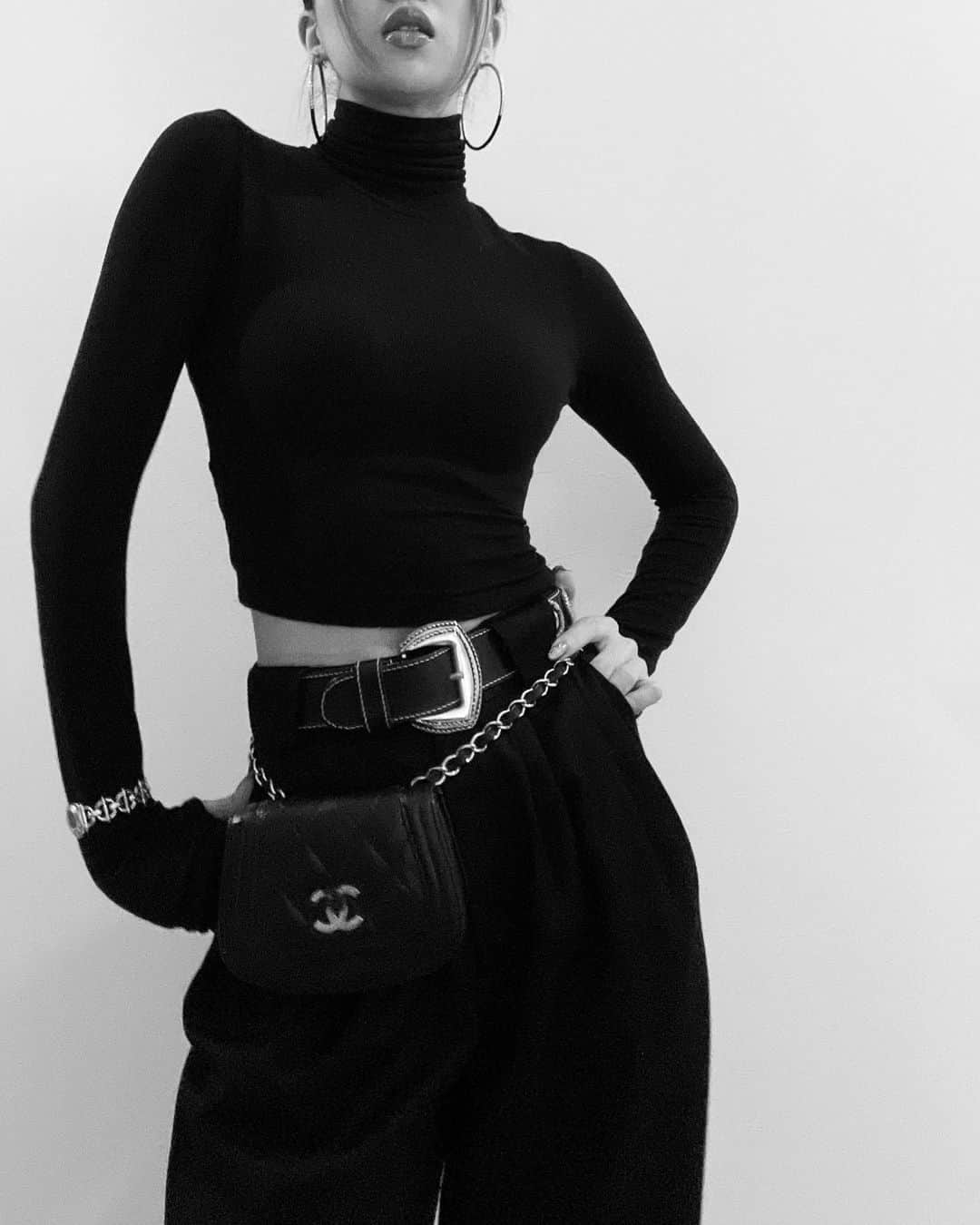 SARAのインスタグラム：「🖤All black×Vintage items🖤」