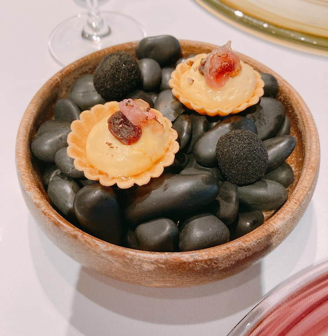 加田晶子さんのインスタグラム写真 - (加田晶子Instagram)「いつかのごはん🍽  お料理、接客ともに良く、コストパフォーマンスが素晴らしいイタリアン🍝 スペシャリテのフォアグラのフラン（写真4枚目）は美味しすぎて、また食べたい物の一つになりました😌 楽しくて美味しい時間はあっという間に過ぎてしまいますね🥀  ※お店のコロナ対策も万全ですので、安心してお食事できます🍴  #ピアッティカステリーナ  #神楽坂イタリアン  #東京イタリアン  #食べログ百名店  #コスパ良し  #コスパの良い店  #女子会　にお勧め #たべすたぐらむ  #グルメスタグラム  #グルメ  #gourmet  #グルメ好きと繋がりたい  #コロナ対策万全 #時差投稿」3月29日 22時03分 - accoo.k