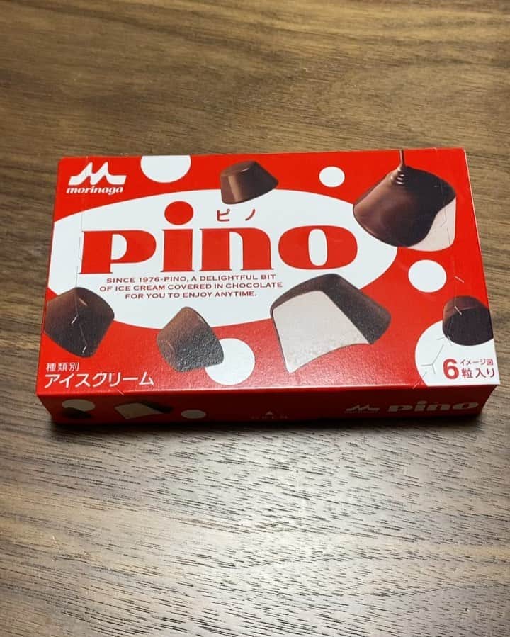 野澤佑斗のインスタグラム：「ピノちゃん✌️✌️ pino pino pino pino 食べる前にはちゃんと挨拶を🤪 ♫いただきます♫ #ボクノザワ#ピノちゃん #pino#アイス#いただきます」