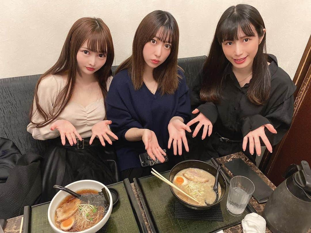 跡美しゅりのインスタグラム：「山本蓮加ちゃん @renka_ymmt  中条カノンちゃん @nakajo_kanon  とラーメン行ってきました♡  オンラインイベントで らーめんとの自撮りを20枚！ というミッションを 課せられた蓮加ちゃん... お助けに集まりました♪♪  果たして4月11日までにあと10食くらい(?)食べきることが出来るのか...？！  マネージャーさんご馳走様でした♡  #AV女優 #跡美しゅり #山本蓮加 #中条カノン」