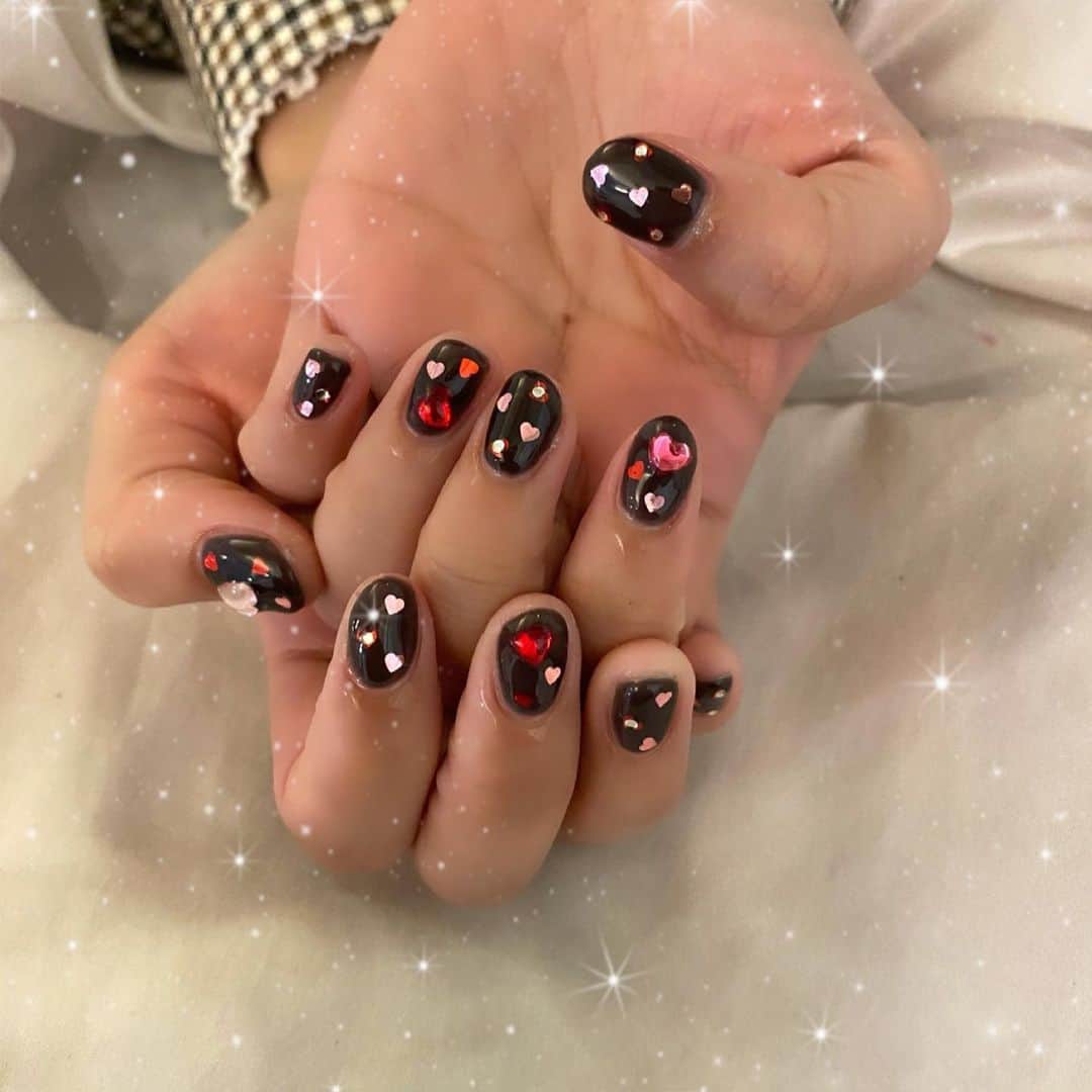 山田寿々のインスタグラム：「人生初ネイル💅🏻🖤💗 #ネイル #choanail」