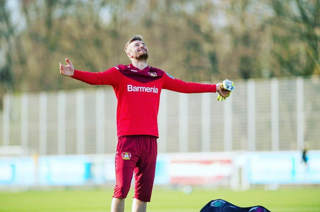 ルーカス・フラデツキーのインスタグラム：「Some mondays are just better than others, damn it feels good to be back with the team!☀️#stärkebayer」