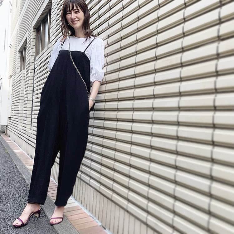 前田ゆかのインスタグラム：「春到来の暖かさ！  アウター要らずの今日は 今年取り入れたかった大人サロペットでお出掛け。  Elura✖︎MakotoFukuda 福田麻琴さんコラボアイテム 今年はぜったい欲しかったサロペット〜！ 第一印象から決めていたこちらのオールインワン、 取り外し可能なストラップで 夏はベアトップ型のオールインワンにもなる万能な存在感。  合わせるインナーでカジュアルにもキレイめにもとっても着こなしの幅が広い。  ラクで着心地の良さが、 夏に向けベージュもほしくなりました✨  web.STにて購入可能です。  @elura_official  #elura #エルーラ#きれいめカジュアル #大人カジュアル#春コーデ#高見え#福田真琴さんコラボ  #サロペット」