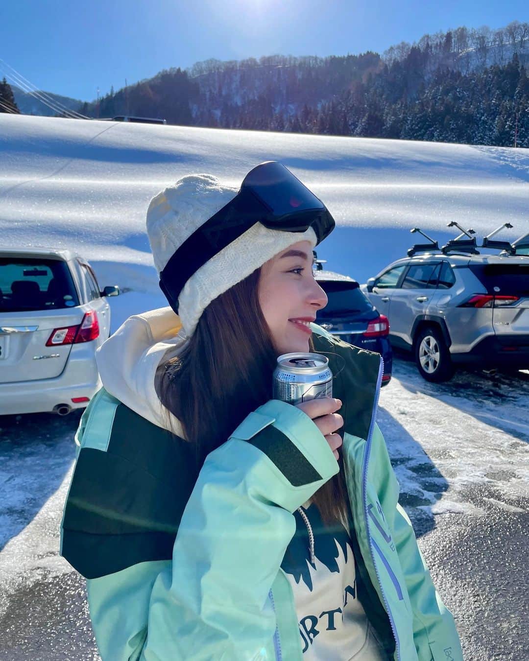 丹羽仁希さんのインスタグラム写真 - (丹羽仁希Instagram)「雪山着いた瞬間から、 ひたすらビール🍻幸せビール🍻 なんかすごく嬉しそうだな笑」3月29日 22時10分 - __niki22