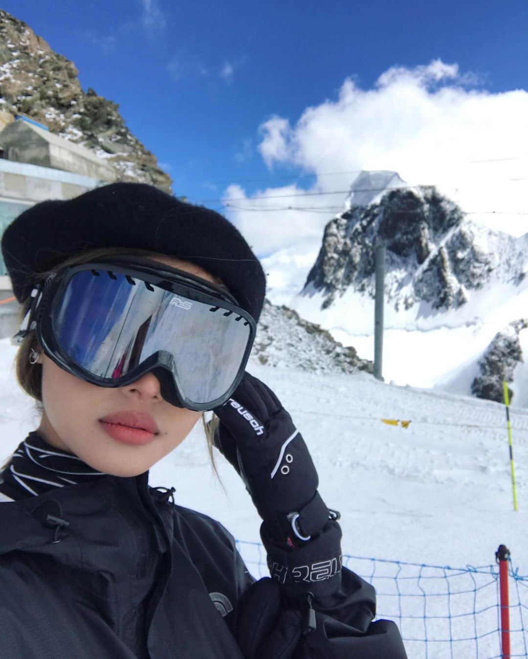 リリーマイマックのインスタグラム：「Snow season coming up... can’t wait to go snowboarding this year... out of all the places I snowboarded... Japan was the best 😅 the snow felt like dropping on a pillow 🥺 where’s your favourite?」