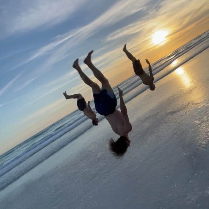 ティモシー・ドレンスキーのインスタグラム：「Bye bye Florida! Acro boys are out! 💪🌅   @jd_tricks @arakocharyan   🎥 @asquared26b」