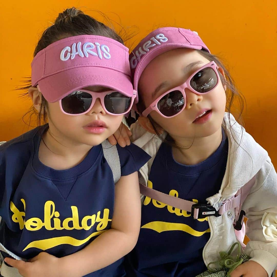 &mのインスタグラム：「カメラになれてる2yと4yちびず😎😎」