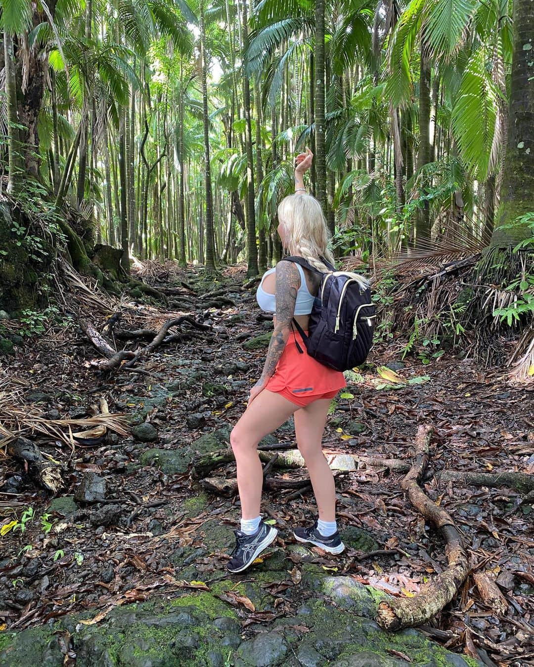 Jessica Weaverさんのインスタグラム写真 - (Jessica WeaverInstagram)「Which hiking photo 1-8 is your favorite and why?!   Hiking is my favorite thing to do in the world. I can’t get enough of it!   How Hiking Is Good for Body and Mind:   ➖Lower your risk of heart disease. ➖Improve your blood pressure and blood sugar levels. ➖Boost bone density, since walking is a weight-bearing exercise. ➖de-stress mentally  ➖can ground while in nature to help healing  ➖Build strength in your glutes, quadriceps, hamstrings, and the muscles in your hips and lower legs. ➖Strengthen your core. ➖Improve balance. ➖enjoy the moment 👍🏻  ⬇️ If you can like, comment, save and then share your favorite photo to my dm (you will be entered for my daily giveaways!) 😁   @jj_velasquez_photo @cakedwear @jessicafitcake #hikersofinstagram #hikemore #hikemoreworryless #hikerlife #hikingtrails #hikingculture」3月29日 22時41分 - jessicakes33