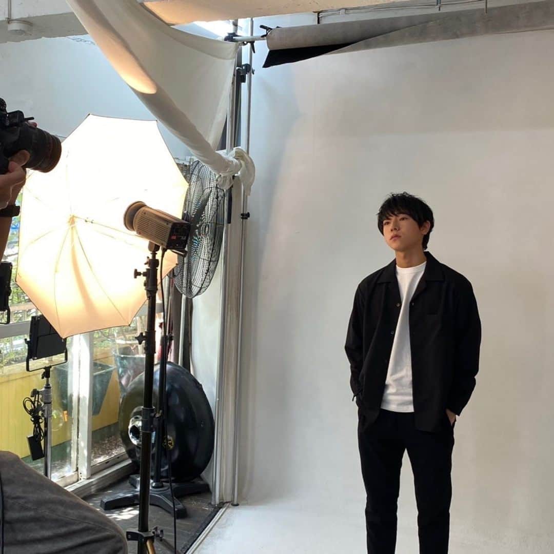 池田優斗のインスタグラム：「新しい宣材写真を撮りました！ 一足先に出来上がりを見ましたが 前回より成長してます笑 お楽しみに😃  #ワタナベエンターテインメント #池田優斗」