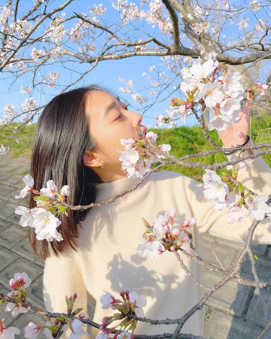 久保りさのインスタグラム：「Sakura 2020 毎年桜を見ると思い出す風景があって 今年も、きっと何十年先もふふっと笑えるような 素敵な思い出ができました🌸 皆さんの桜の思い出は？」