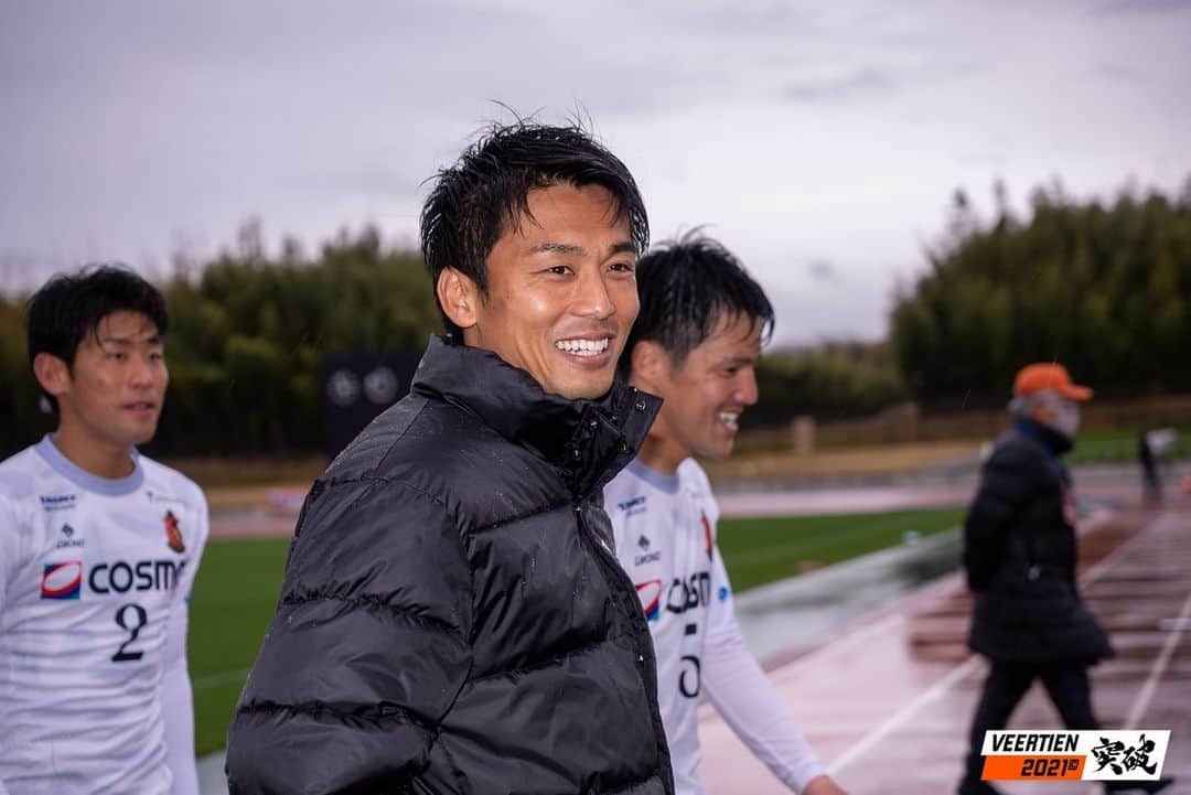 山藤健太のインスタグラム：「雨のアウェイでも応援に来てくれてありがとうございます！勝ててよかった！ 金沢からも来てくれてありがとう🙆‍♂️ #ヴィアティン三重 #ツエーゲン金沢 #チームが変わっても応援に来てくれてありがとうございます🙏」