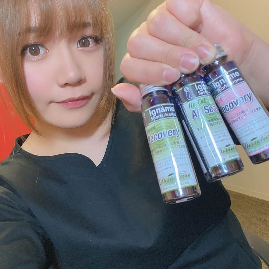川﨑由意のインスタグラム：「プロ選手として長生きする為にも、体のケアは怠れないので、スポーツ前後のケアとして、イナーメスポーツアロマを使い始めました！﻿ ﻿ @igname_SportsAroma﻿ ﻿ トレーニング前はall seasonで怪我防止の為に筋肉を優しく解して﻿ トレーニング後の疲れた体には﻿ recoveryのgreenとpinkをその日の気分や疲労度によって使い分けています！﻿ 運動の前後だけではなく、仕事の前後等、毎日のケアが日頃のストレスや疲れを劇的に変えてくれるので、いつも頑張ってる自分へのご褒美に少し特別なアロマを使ってみてはどうでしょうか？﻿ ﻿ #IgnameSportsAroma#Igname#スポーツアロマ#マッサージオイル#イナーメオイル#pr#プロボウラー#おにぎりプロボウラー#pリーグ#pリーガー」