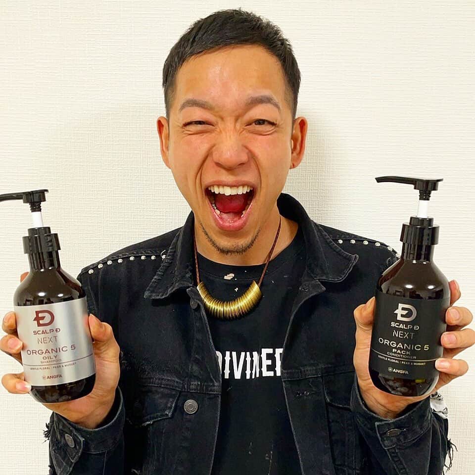 ☆SH!NR!☆のインスタグラム：「SCALPＤのお洒落なオーガニックシャンプー！ 皆の者の疲れた頭皮をいたわってくれる。 しかも、洋ナシとスズランの優しい香りが鼻にスルーんっと最高✨👍  ドラッグストアや、@scalpd_nextから販売中みたいやから是非！  @scalpd_nextのプロフィールURLから、お得なキャンペーン情報もCheck✔️  #スカルプd #スカルプdネクストオーガニック#オーガニックシャンプー  #pr」