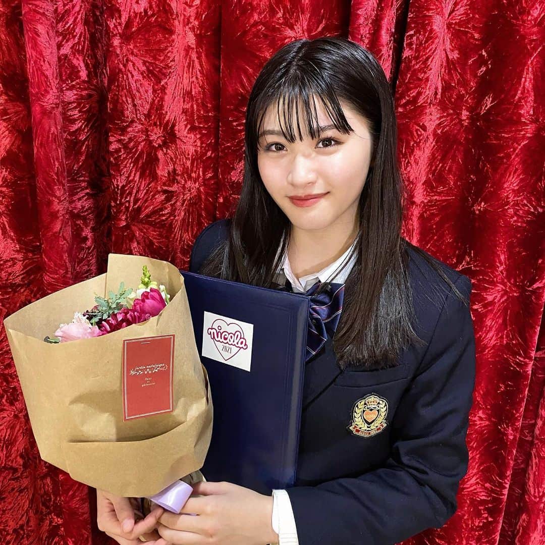 若林真帆のインスタグラム：「・﻿ ﻿ 明日13:00~﻿ ニコラのYouTubeとtiktokで卒業式の生配信をします﻿ ﻿ 私たちの最後を是非みてほしいです🌷﻿ もうそわそわしてます。。。﻿ ﻿ ・﻿ #ニコラ #nicola」