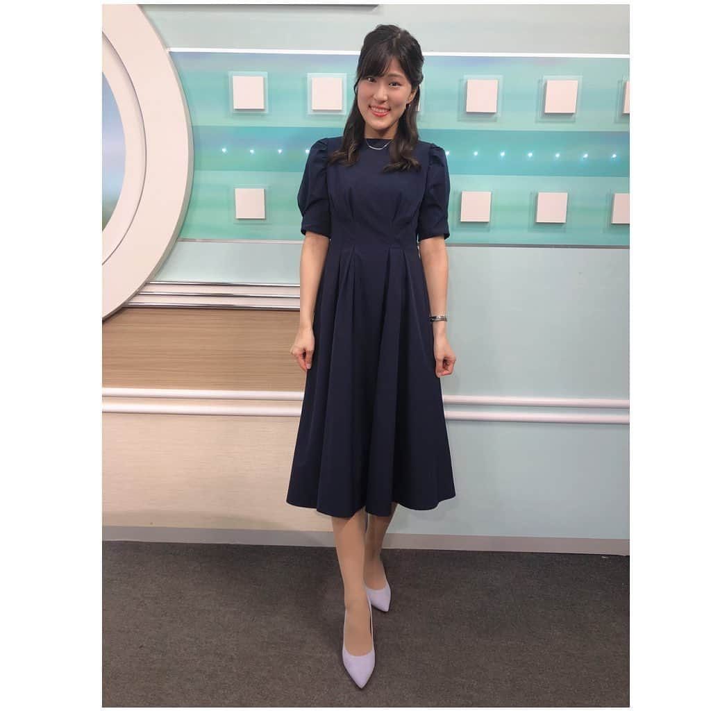 竹内里奈さんのインスタグラム写真 - (竹内里奈Instagram)「👗✨ 番組リニューアル初日の 今日は、落ち着いた紺のワンピースの 衣装で締めました😆 衣装は、 @whitecollection_official  さんの #replete というブランドのお洋服お借りしました♪ 袖の形とラインが綺麗〜✨ 今日も一日お疲れさまでした🙋‍♀️ ・ ・ ・ #衣装 #衣装提供 #衣装協力 #whitecollection #アナウンサー衣装  #ワンピース #ワンピース好き #紺ワンピース #洋服好き #女子アナ #女子アナコーデ  #チバテレ #アナウンサー #フリーアナウンサー #竹内里奈」3月29日 23時10分 - rina.takeuch