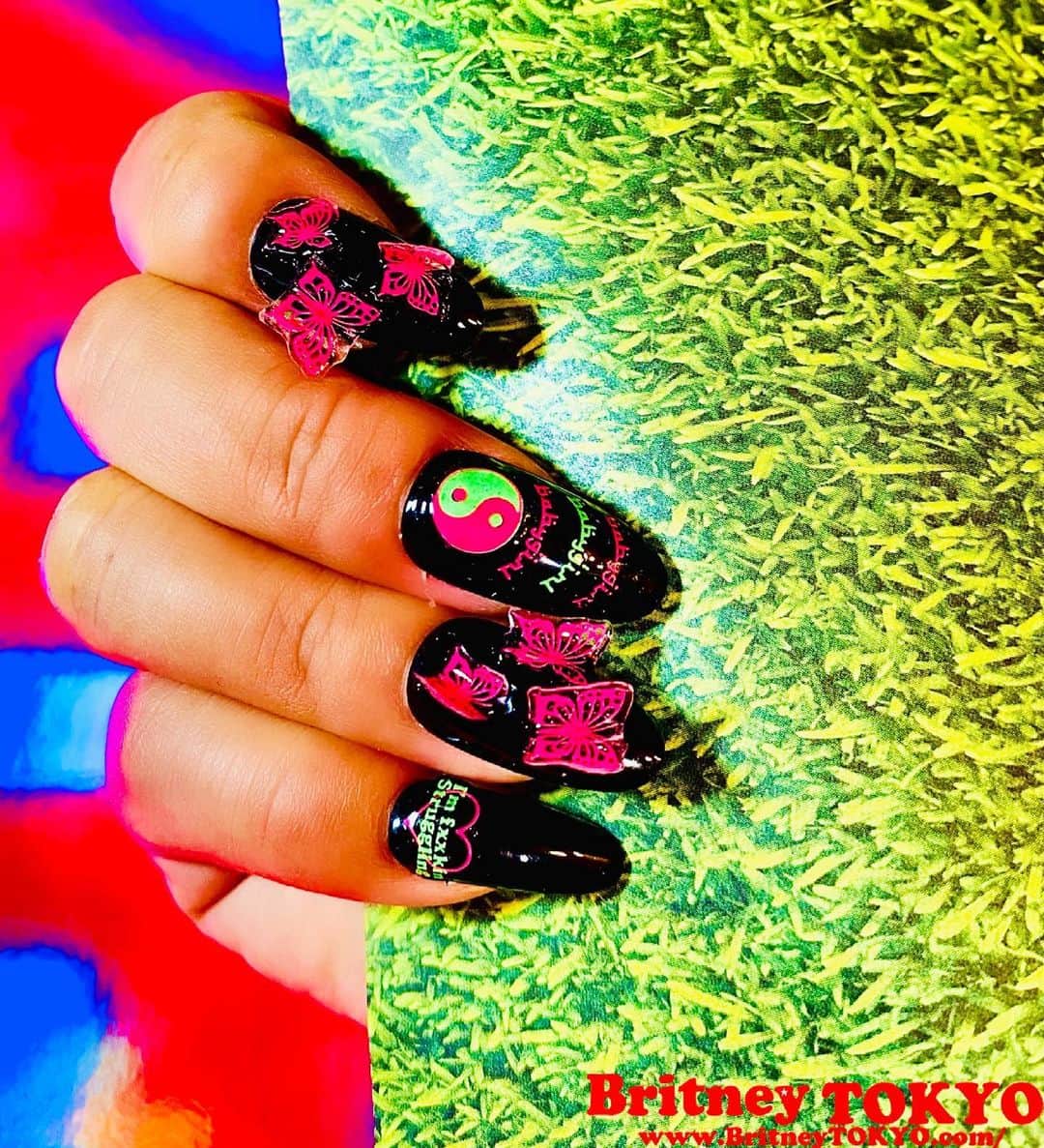 Britney TOKYOさんのインスタグラム写真 - (Britney TOKYOInstagram)「Neon colors nail stickers💅🏻✨designed by BritneyTOKYO  @tsumekira @tokyospicenail #carnival   #nailart #nails #fashion #art #britneytokyo #neon #britneytokyonailsticker」3月30日 5時11分 - britneytokyo