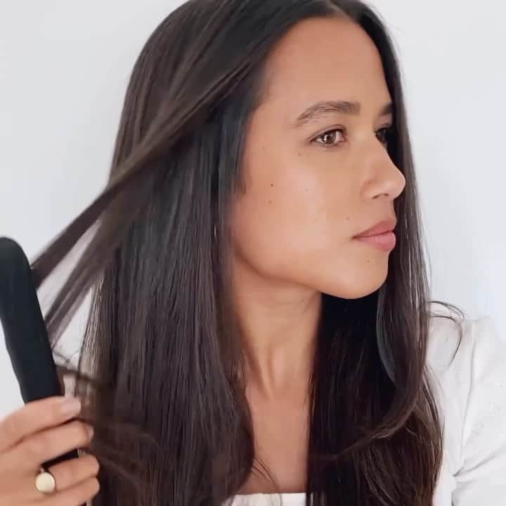 Kristin Essのインスタグラム：「Meet the NanoBlack Mini Flat Iron. 🖤 You can do all the detailing around your front and back hairline with this! Specifically talking about tiny hairs that are hard to get with a full-sized iron. I mean... you can also quickly straighten out your roots post-workout once the scalp sweat dries... IYKYK. 😬🤷‍♀️💦 available exclusively @ultabeauty (👸🏻: @itstaylorcooper)」