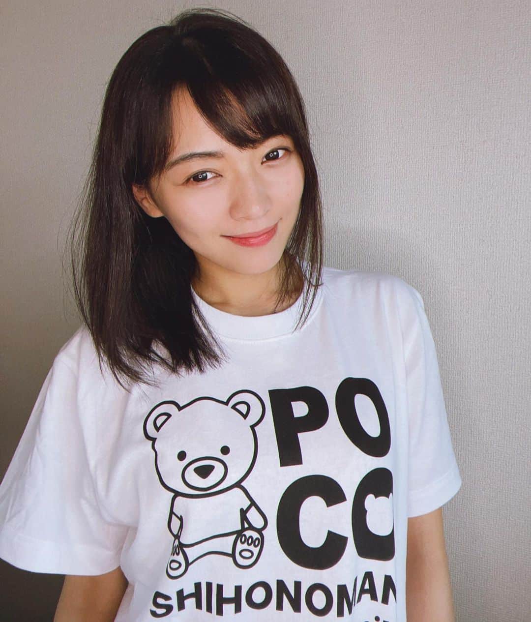 伊藤しほ乃のインスタグラム：「オリジナルTシャツ第2弾が完成しましたー👏👏  もちろん今回も全部わたしがデザインしたよーっ✏️🧸  このTシャツは、 ポコチャで今月25K以上取ってくれた方にプレゼントです🎁❤️ たくさん『しほのマン🧸』を応援してくれて本当に感謝してます🥺 ありがとうございます😭  今月無理だった方も4月に25K取ってくれたら来月もプレゼントするからねっ🥰  #ライブ配信#ポコチャ　S.M.L.XL.XXL いつも一緒に配信してるクマ🧸(ポコ)を書いたよw」