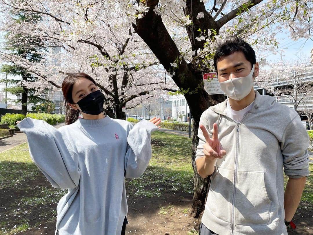 増井なぎささんのインスタグラム写真 - (増井なぎさInstagram)「28m先の的にあたるキセキも〜！ でも過程が大事で難しい…嬉しい&まっすぐとぶと気持ち良い✨という両方のキモチ。初段めざして続けたいと思います。 お世話になった高橋先生と満開の桜の下で🌸📸」3月30日 0時05分 - nagisa_masui