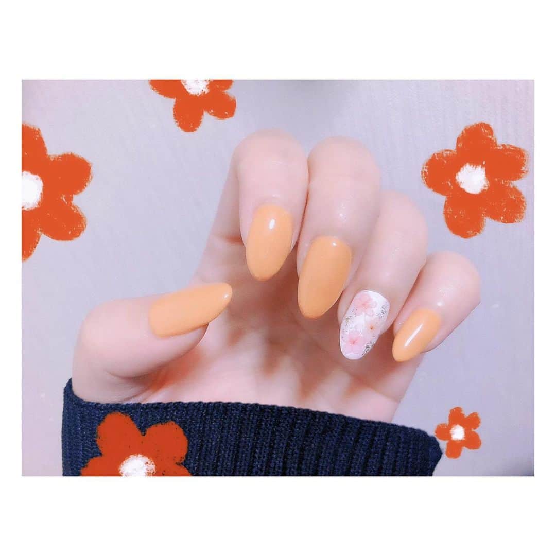 のインスタグラム：「かわいー💐💛  #お花ネイル  #可愛い  #実は #桜ネイル  #もう枯れ始めてるけど #私の薬指の桜は綺麗なまま🌸 #ネイル #オレンジブラウン」