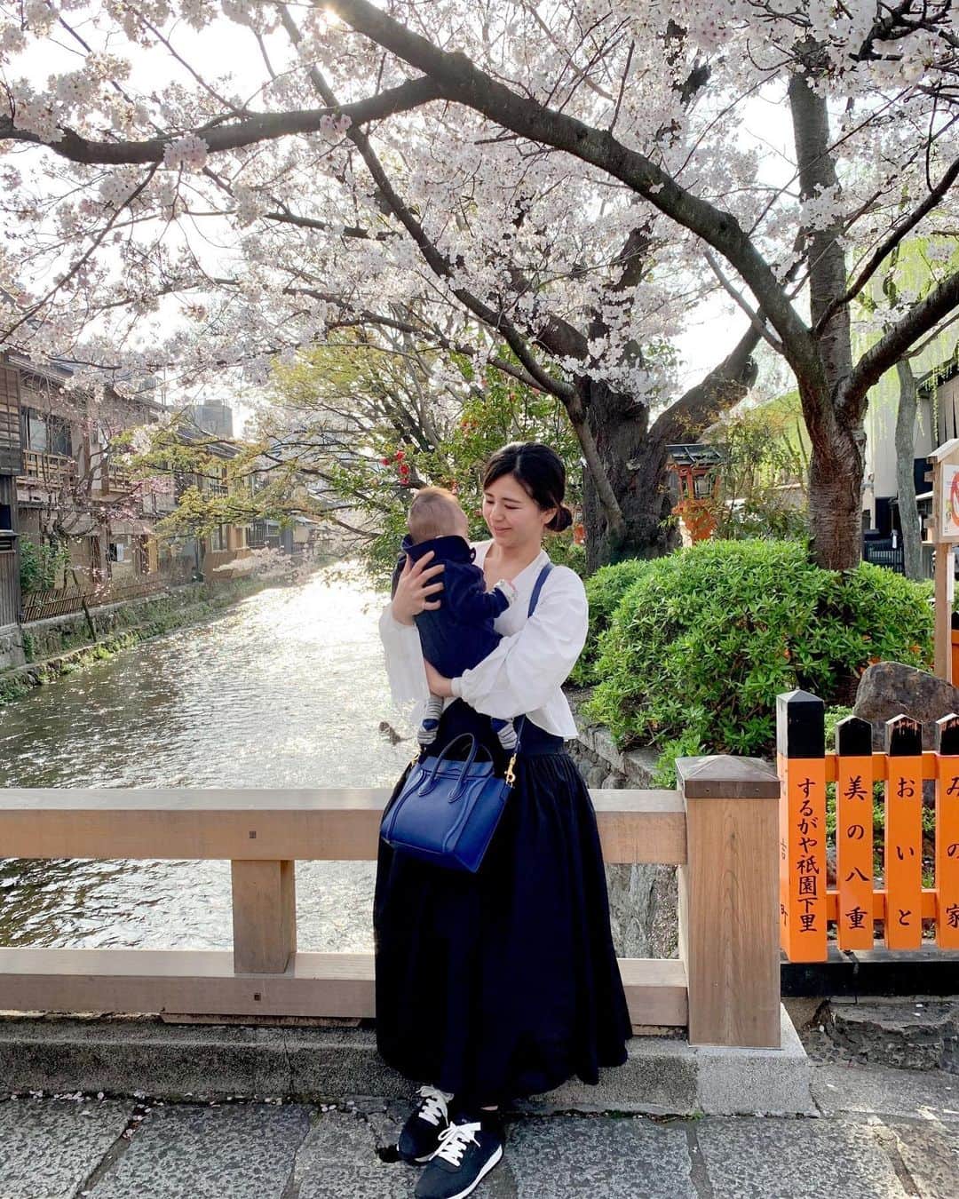 吉村優のインスタグラム：「* 子連れカフェは 席数も多くて お座敷でゆっくり出来るのが有難い小森🍨 * 桜パフェ美味しかった🥰 * #京都 #祇園 #子連れ」