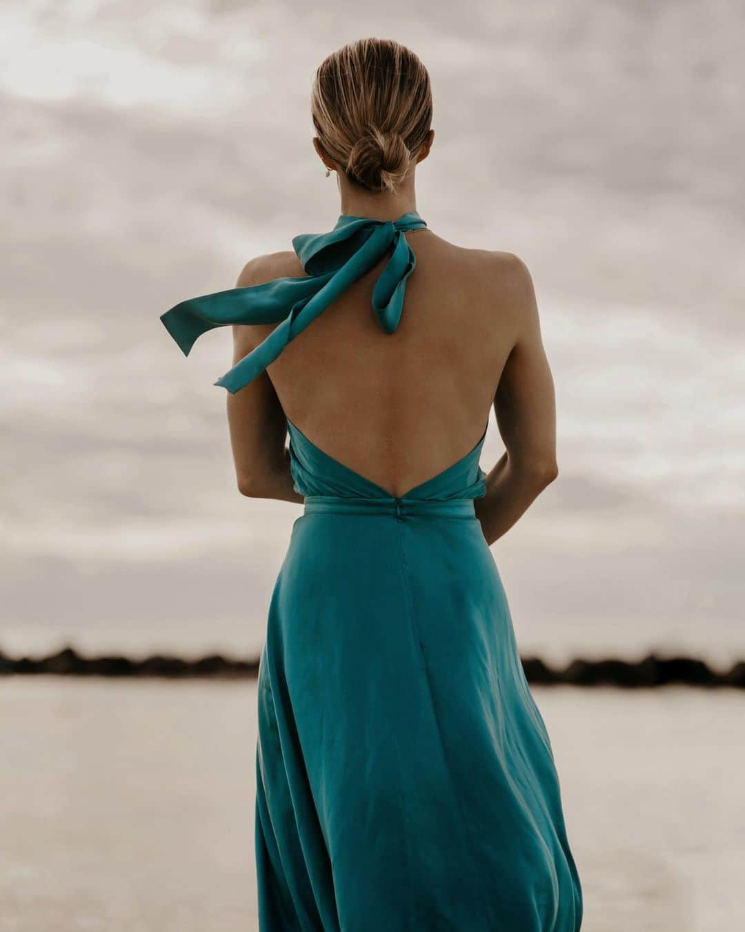 サラ・ミカエラさんのインスタグラム写真 - (サラ・ミカエラInstagram)「Missing the sea and salt in my hair. And any occasion to wear this dress 🐬 (tagged, gifted)」3月30日 2時04分 - srhmikaela